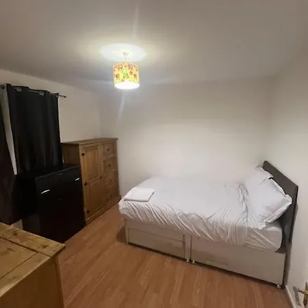 Apartment Spacious 3 Bedroom House