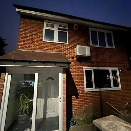 Spacious 3 Bedroom House Apartment *
