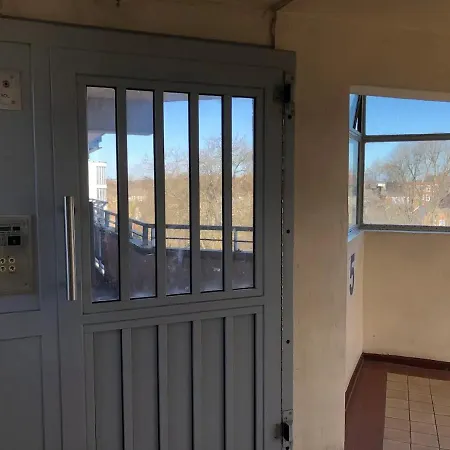 Lovely 1 Bedroom Serviced W Patio Sleeps 3 Pass The Keys *