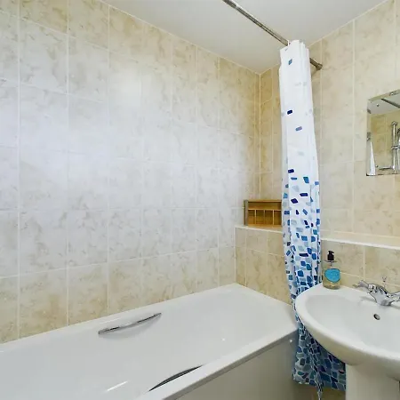 Lovely 1 Bedroom Serviced W Patio Sleeps 3 Pass The Keys * London