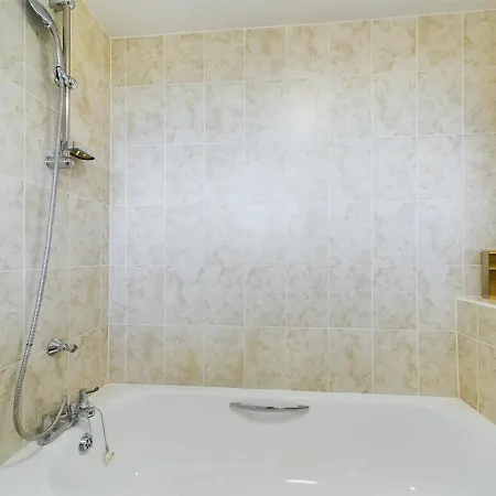 Lovely 1 Bedroom Serviced W Patio Sleeps 3 Pass The Keys London