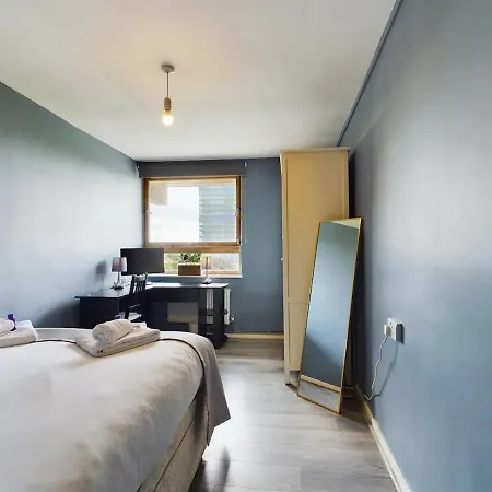 Lovely 1 Bedroom Serviced W Patio Sleeps 3 Pass The Keys Apartment *