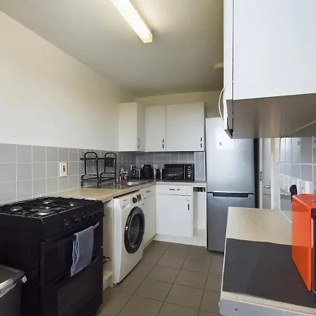 Lovely 1 Bedroom Serviced W Patio Sleeps 3 Pass The Keys Apartment London