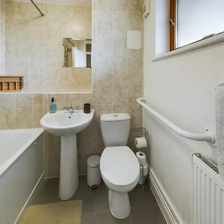 Lovely 1 Bedroom Serviced W Patio Sleeps 3 Pass The Keys London