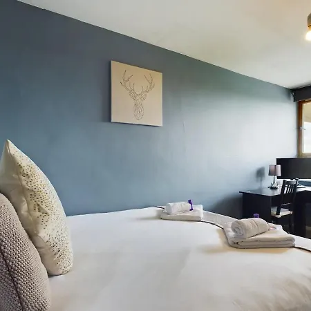 Lovely 1 Bedroom Serviced W Patio Sleeps 3 Pass The Keys London
