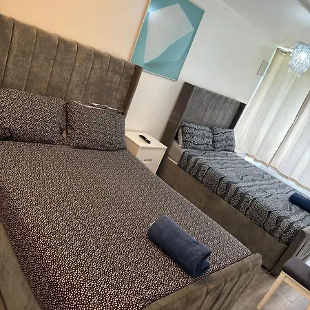Apartment New! Xtra Large 4 Bedroom Up To 12 Guests *