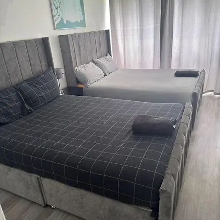Apartment New! Xtra Large 4 Bedroom Up To 12 Guests London