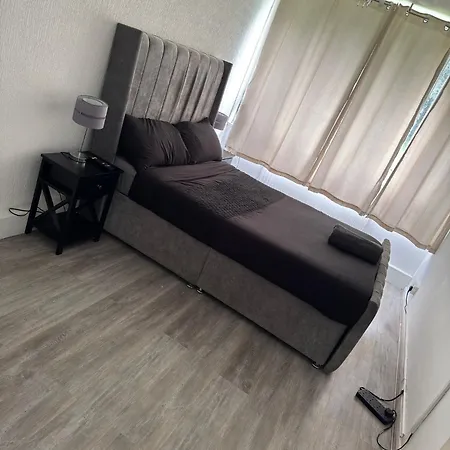 New! Xtra Large 4 Bedroom Up To 12 Guests London
