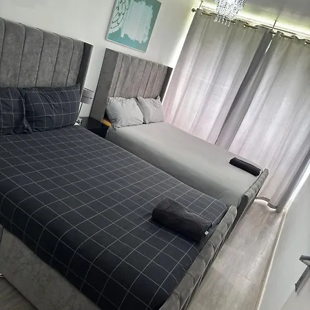 New! Xtra Large 4 Bedroom Up To 12 Guests * London