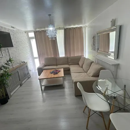 New! Xtra Large 4 Bedroom Up To 12 Guests