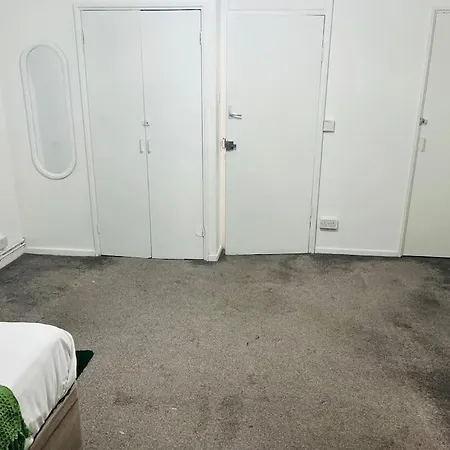 Fantastic Flat In Great Location Apartment *