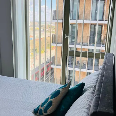 Lush Living - Double With Private Bathroom Homestay London