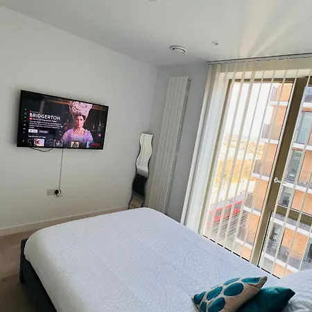 Lush Living - Double With Private Bathroom Homestay London
