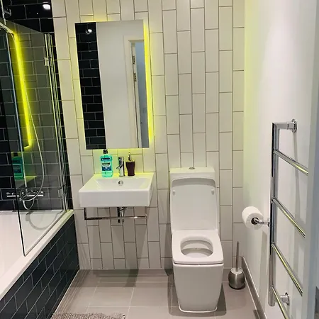 Lush Living - Double With Private Bathroom