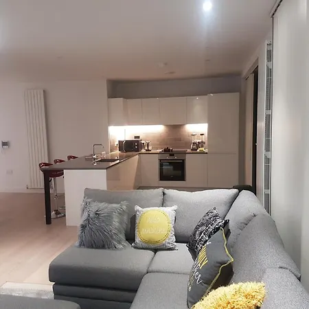 Homestay Lush Living - Double With Private Bathroom London