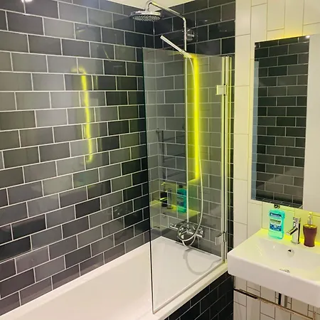 Lush Living - Double With Private Bathroom * London