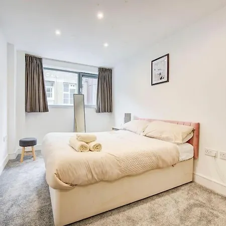 Prime Location In Tower Bridge, 2 Bedroom Apartment London