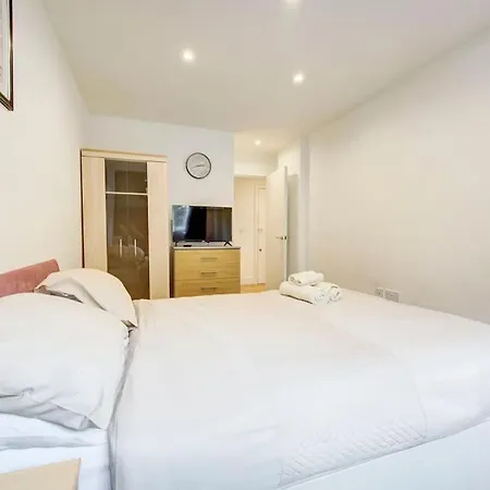 Prime Location In Tower Bridge, 2 Bedroom Apartment *