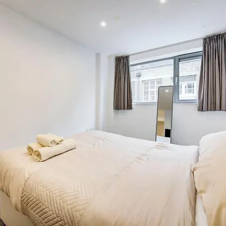 Prime Location In Tower Bridge, 2 Bedroom Apartment *