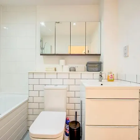 Prime Location In Tower Bridge, 2 Bedroom
