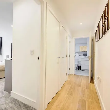 Prime Location In Tower Bridge, 2 Bedroom Apartment *