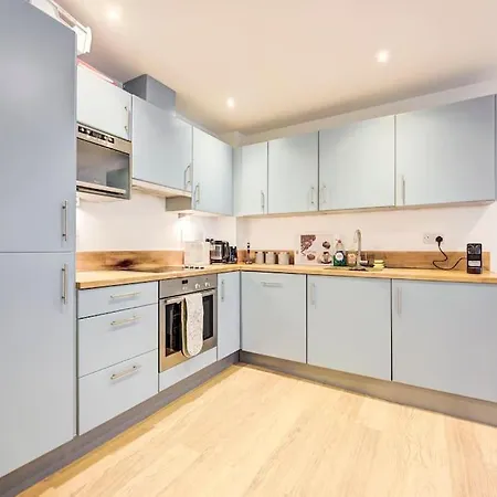 Apartment Prime Location In Tower Bridge, 2 Bedroom *
