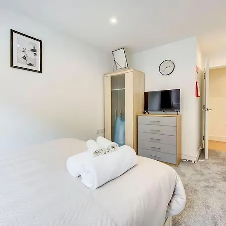 Prime Location In Tower Bridge, 2 Bedroom London