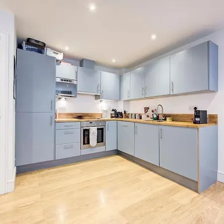 Prime Location In Tower Bridge, 2 Bedroom Apartment London