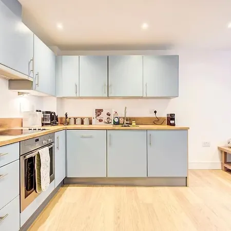 Prime Location In Tower Bridge, 2 Bedroom London