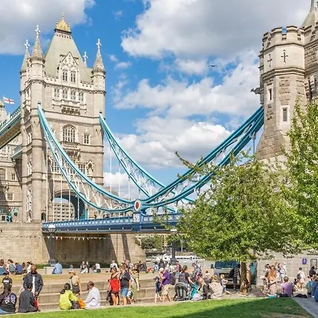 Apartment 2 Bedroom Tower Bridge With Free Secure Gated Parking - Perfect For Long London