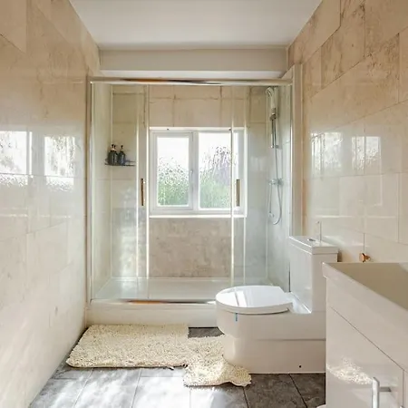 Holiday home Spacious 4bed House In London-20 Mins To