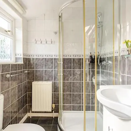 Spacious 4bed House In London-20 Mins To Eltham