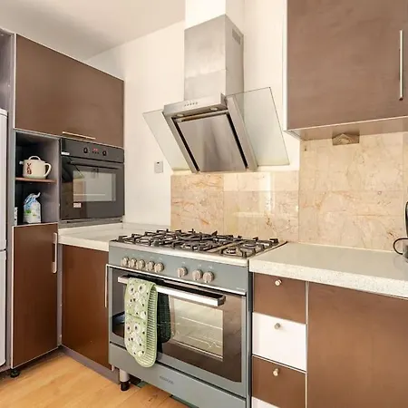 Holiday home Spacious 4bed House In London-20 Mins To *
