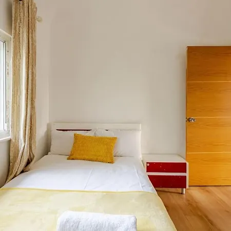 Spacious 4bed House In London-20 Mins To *