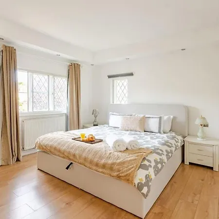 Spacious 4bed House In London-20 Mins To Holiday home *