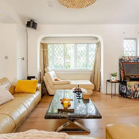 Holiday home Spacious 4bed House In London-20 Mins To *