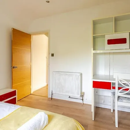 Holiday home Spacious 4bed House In London-20 Mins To *