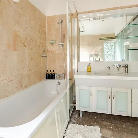 Spacious 4bed House In London-20 Mins To *