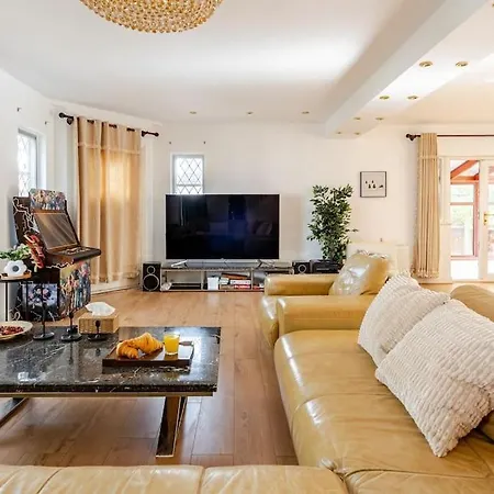 Spacious 4bed House In London-20 Mins To * Eltham
