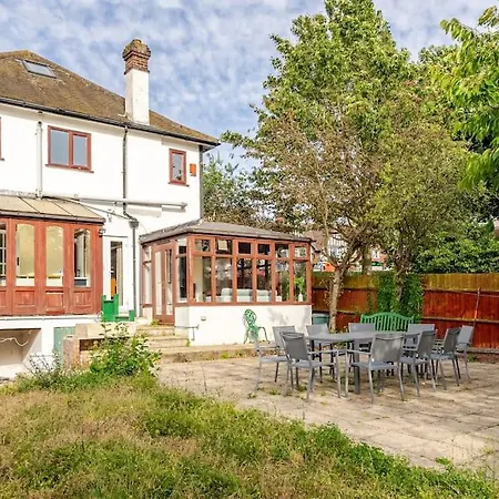 Holiday home Spacious 4bed House In London-20 Mins To