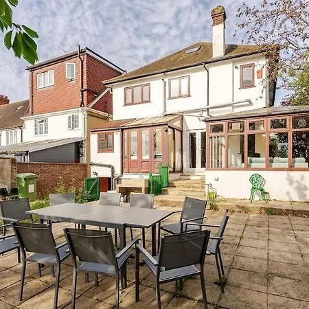 Holiday home Spacious 4bed House In London-20 Mins To *
