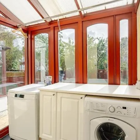 Holiday home Spacious 4bed House In London-20 Mins To