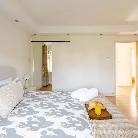 Spacious 4bed House In London-20 Mins To Eltham