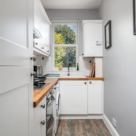 Lovely & Bright 1 Bedroom Flat In London's Zone 2 London