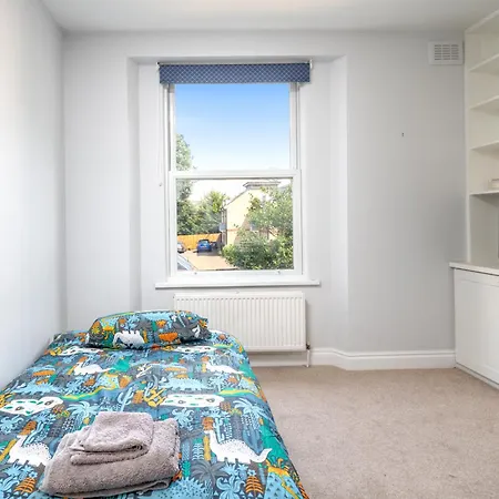 Lovely & Bright 1 Bedroom Flat In London's Zone 2 *