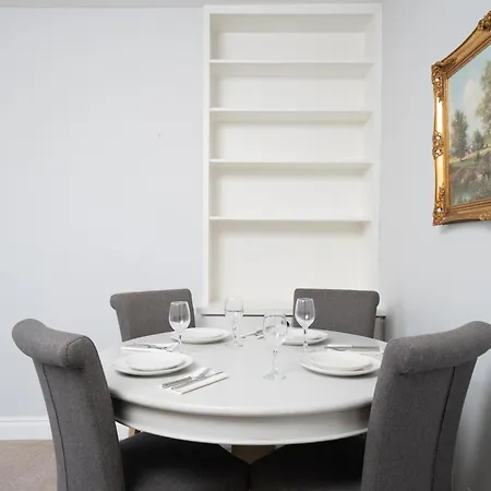 Lovely & Bright 1 Bedroom Flat In London's Zone 2 Apartment *