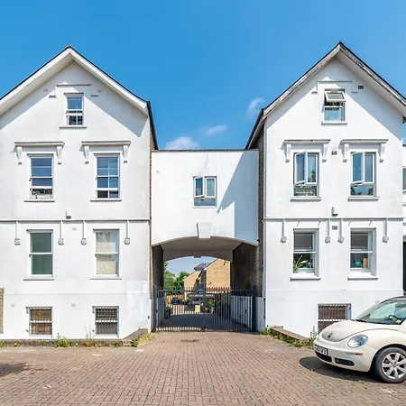 Lovely & Bright 1 Bedroom Flat In London's Zone 2 *