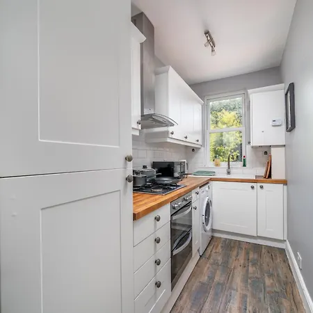 Lovely & Bright 1 Bedroom Flat In London's Zone 2 *