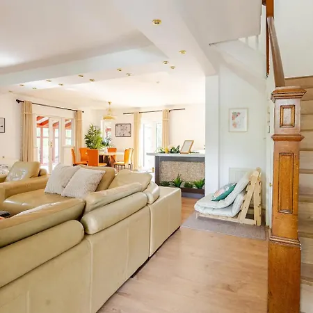 Holiday home Spacious 4bed House In London-20 Mins To *