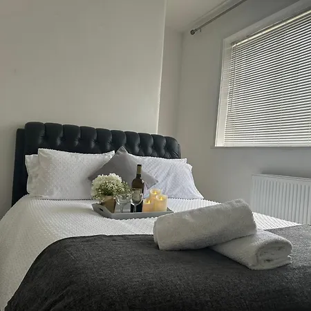 Experience London With Easy Holiday home *